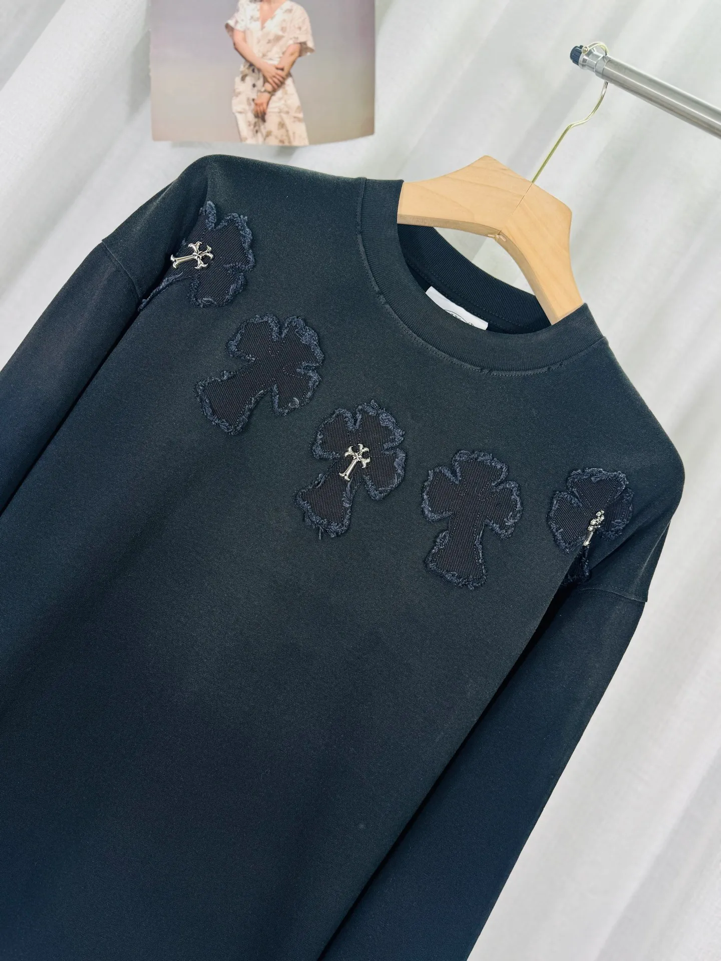 P250 top version, real shot without P, ​​different from market currency) 𝗖𝗵𝗿𝗼𝗺𝗲 𝗛𝗲𝗮𝗿𝘁𝘀/Cro Heart 2025 Autumn and Winter Horseshoe Cross Appliqué Embroidered Couple Casual Long Sleeve 👑The highest version! Customized fabric 320g fabric! Horseshoe cross patch embroidery, a best-selling model at the counter, very comfortable to wear. Accessories: original molded and authenticated collar label ➕ 100% silk wash water label. Genuine purchase-grade original hangtag➕matching hanging rope➕3D hanging beads➕original packaging bag. Craftsmanship: The original version has consistent wiring! The highest version of the armhole matching technique! Color: Black White Size: S M L XL Style No.: 5172